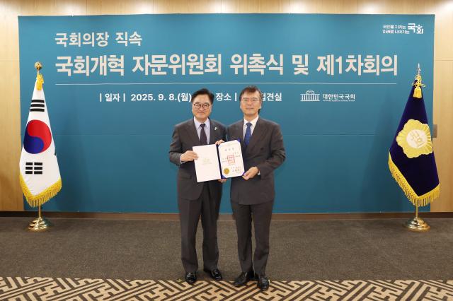 NSP통신-우원식 국회의장(좌)와 김범수 국회 개혁 자문위원회 공동 위원장(우) (사진 = 국회의장 공보수석실)