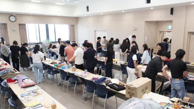 NSP통신-안성시 공직자 녹색장터 모습. (사진 = 안성시)