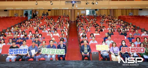 NSP통신-8일 2025년 하반기 공공일자리사업 참여자들이 안전사고 예방교육을 받은 후 안전 최우선 의지를 다지며 단체사진을 촬영하고 있다 (사진 = 순천시)