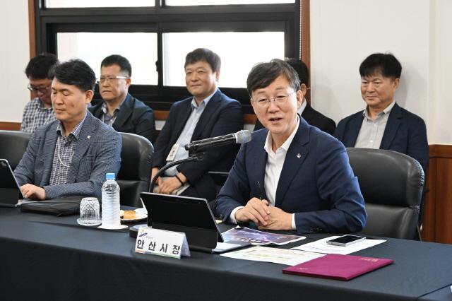 NSP통신-안산시가 GS반월열병합발전에서 개최한 현장간부회의에서 이민근 안산시장이 발언하고 있다. (사진 = 안산시)