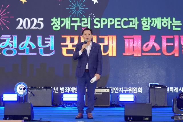 NSP통신-7일 이재준 수원시장이 청개구리 스펙(SPPED)과 함께하는 청소년 꿈나래 페스티벌에서 인사말을 하는 모습. (사진 = 수원시)
