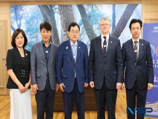 NSP통신-경주시는 주낙영 시장이 8일 듀이 무어(Dewey Moore) 주부산미국영사관 수석영사를 만나 2025 APEC 정상회의 준비와 관련한 협력 방안을 논의했다고 밝혔다. (사진 = 경주시)
