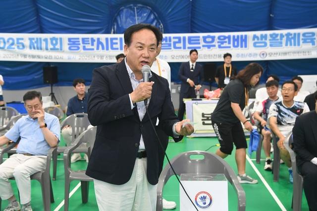 NSP통신-6일 이권재 오산시장이 배드민턴대회에서 발언을 하는 모습. (사진 = 오산시)