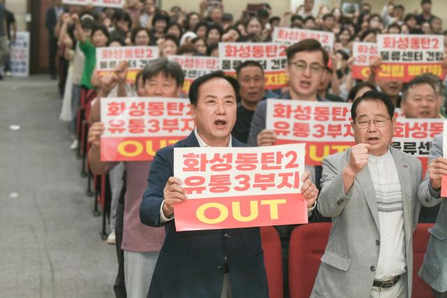 NSP통신-8일 이권재 오산시장(왼쪽)이 시민들과 동탄2 물류센터 건립 철회를 촉구하고 있다. (사진 = 오산시)