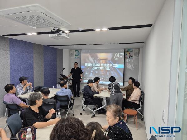 NSP통신-칠곡군 거점 복지전담센터는 지난 4일 센터 강의실에서 지역 주민들을 대상으로 스마트 기기 활용 교육을 진행했다. (사진 = 칠곡군)