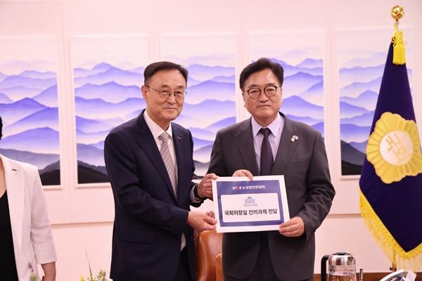NSP통신-송치영 소상공인연합회장(좌)와 우원식 국회의장(우) (사진 = 소공연)