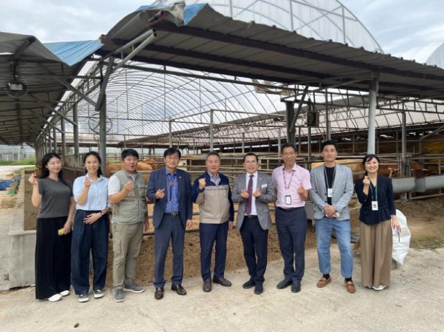 NSP통신-이오수 경기도의원이 8일 여주자영농업고등학교를 방문한 가운데 교직원 및 관련 부서 관계자들과 간담회 후 기념촬영을 하고 있다. (사진 = 경기도의회)
