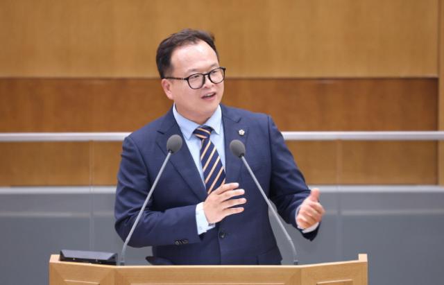 NSP통신-임창휘 경기도의원이 8일 경기도의회 제386회 제2차 본회의에서 진행한 대집행부 질문을 통해 발언하고 있다. (사진 = 경기도의회)