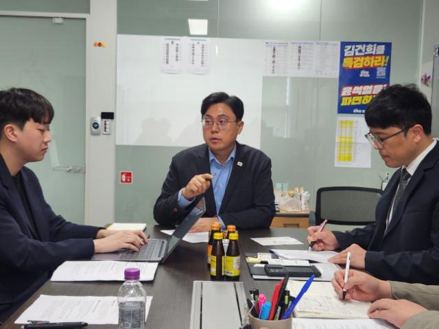 NSP통신-이용욱 의원이 8일 경기도교육청 및 경기도경제교육연구회 관계자와 간담회를 열고 경제·금융 교육 활성화의 필요성과 추진 방향을 논의하고 있다. (사진 = 경기도의회)