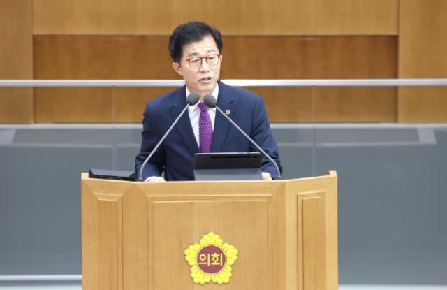NSP통신-김근용 의원이 8일 열린 제386회 임시회 제2차 본회의 대집행부질문에서 청년·서민·농가를 위한 실질적 정책 추진을 촉구하고 있다. (사진 = 경기도의회)