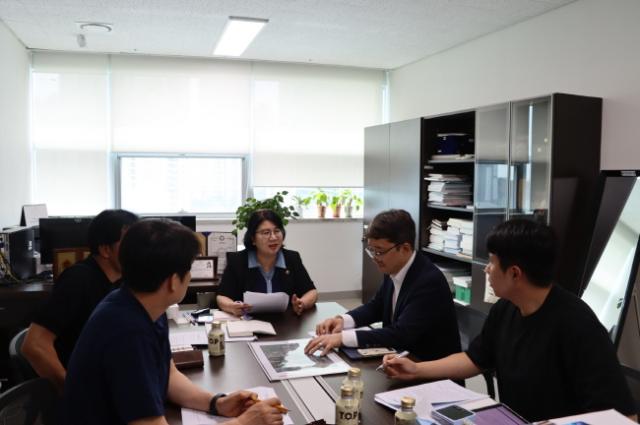 NSP통신-이서영 의원이 8일 김기범 경기도 철도항만물류국장으로부터 경기남부광역철도 사업 추진현황 및 향후계획을 보고받고 있다. (사진 = 경기도의회)