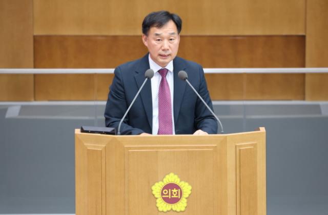 NSP통신-윤종영 부위원장이 8일 제386회 임시회 제2차 본회의 도정질문에서 향후 재정 운영 방향에 대해 질의하고 있다. (사진 = 경기도의회)