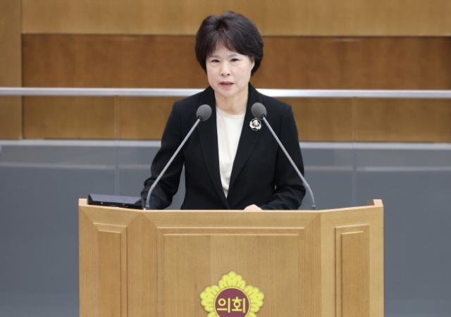 NSP통신-서성란 의원이 8일 열린 제386회 임시회 제2차 본회의 5분 자유발언에서 공공의료 차원의 호스피스 운영 중요성과 호스피스 자원봉사자의 역할 강화, 체계적 양성·지원 필요성을 촉구하고 있다. (사진 = 경기도의회)