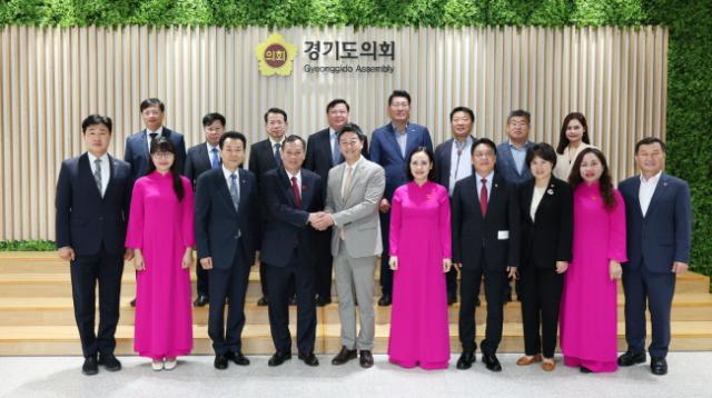 NSP통신-경기도의회가 도의회를 공식 방문한 베트남 닌빈성 인민의회 대표단과 기념촬영을 하고 있다. (사진 = 경기도의회)