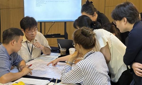 NSP통신-지난해 7월 신종감염병 대비 도상 훈련 때 분당보건소에서 진행된 감염병 역학조사 및 방역조치 토의 모습. (사진 = 성남시)
