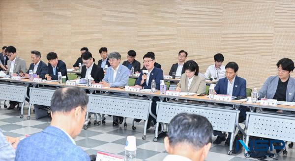 NSP통신-대구광역시와 경상북도는 9일 군위군 삼국유사테마파크에서 대구·경북 공동협력 방향 및 전략과제 토론회를 공동 개최했다. (사진 = 대구광역시)