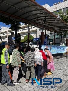 NSP통신-울진군은 지난 5일 제6회 푸른 하늘의 날을 기념해 울진군청 동문 앞 광장에서 탄소중립 생활실천 홍보 캠페인을 개최했다. (사진 = 울진군)