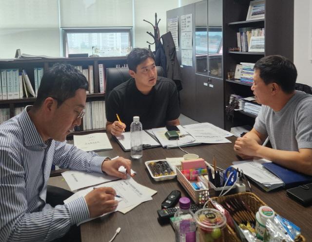 NSP통신-이상원 의원이 8일 K-컬처밸리 사업 공모 관련해 경기도 도시주택실 과장과 간담회를 하고 있다. (사진 = 경기도의회)