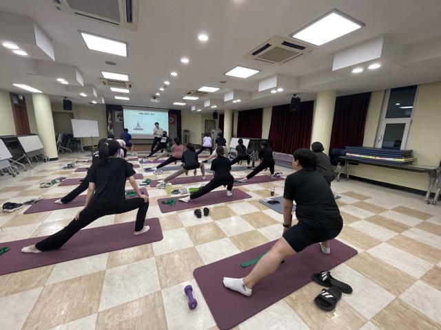 NSP통신-서울 강서구 재난 대응 직원들이 실전 재단 대응을 위해 체력향상및 신체활동 증진을 하고 있다. (사진 = 서울 강서구청)