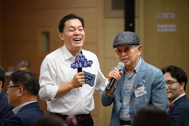 NSP통신-8일 이재준 수원시장(왼쪽)이 매교동 주민과 대화를 나누며 웃고 있다. (사진 = 수원시)