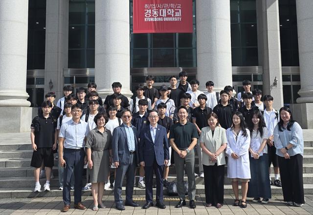 NSP통신-원주고등학교 학생들이 진로 주제 탐구반 운영을 위해 경동대학교를 방문한 가운데 기념촬영을 하고 있다. (사진 = 경동대)