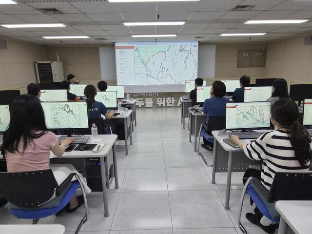 NSP통신-경찰·소방 등 유관기관 관계자들을 대상으로 공공 안내시설물 위치정보 활용 설명회를 열고 있다. (사진 = 오산시)