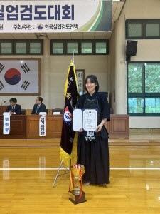 NSP통신-지난 8일 충북 음성군 대한검도회 중앙연수원에서 열린 제22회 추계 전국실업검도대회에서 개인전 우승을 차지한 경주시청 김민지 선수가 상장을 들고 기념 촬영을 하고 있다. (사진 = 경주시)