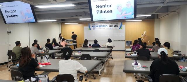 NSP통신-수원시가 신중년 일자리 거점사업으로 추진한 수원여자대학교 시니어 필라테스 지도자 양성 교육 모습. (사진 = 수원시)