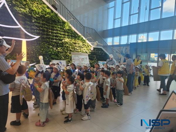 NSP통신-의성군은 제6회 푸른하늘의 날(9월 7일)을 앞두고 지난 5일 의성읍 시가지에서 우리의 실천이 푸른 하늘을 만든다를 주제로 미래세대와 함께하는 친환경 생활실천 홍보 캠페인을 개최했다. (사진 = 의성군)