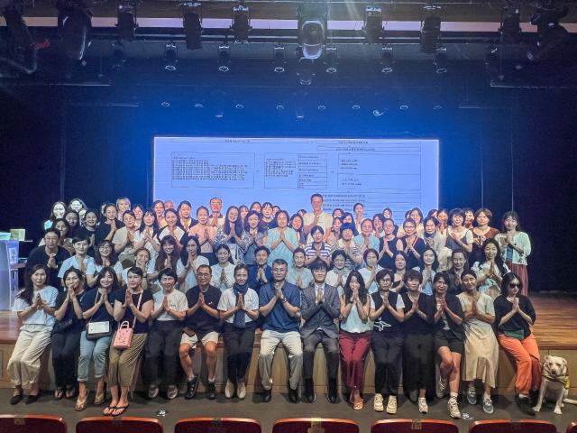 NSP통신-부산 송정 쿠무다 콘서트홀에서 개최된 요가명상과 선명상의 만남 특강 단체 기념촬영 모습. (사진 = 원광디지털대학교)