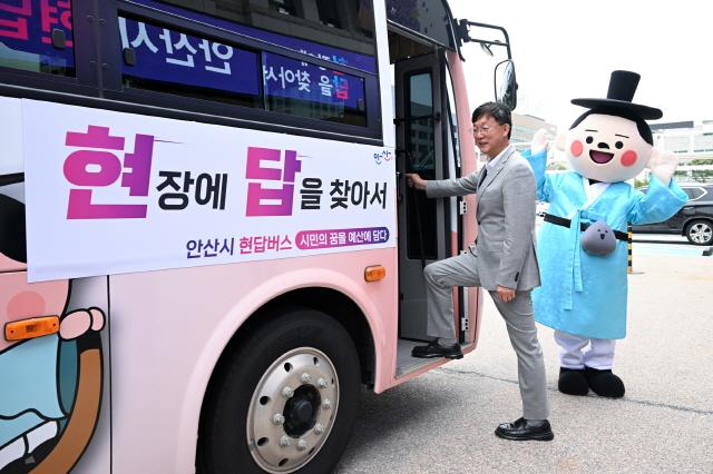 NSP통신-이민근 안산시장이 현답버스에 승차하고 있는 모습. (사진 = 안산시)