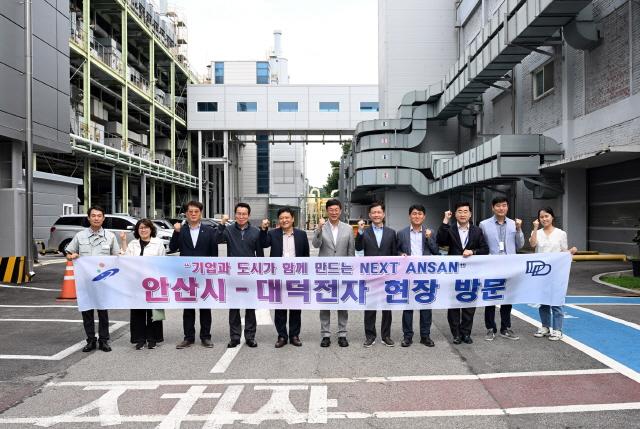 NSP통신-8일 이민근 안산시장이 대덕전자를 방문해 기업의 애로사항을 청취한 가운데 관계자들과 기념촬영을 하고 있다. (사진 = 안산시)