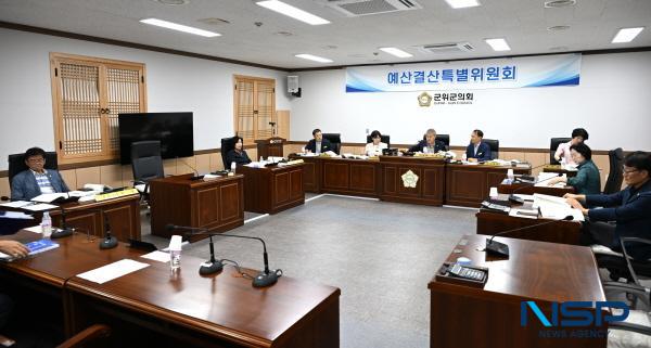 NSP통신-군위군의회는 9일 2025년도 제3회 추가경정예산안 심사를 위해 예산결산특별위원회 제1차 회의를 개회하고 위원장에 박운표 의원을 간사에 홍복순 의원을 각각 선임했다. (사진 = 군위군의회)