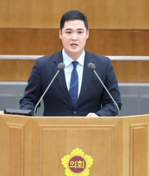 NSP통신-최민 경기도의원이 8일 경기도의회 제386회 임시회 제2차 본회의 5분 자유발언을 통해 경기도 이민사회 대응에 따른 정책 강화를 촉구하고 있다. (사진 = 경기도의회)