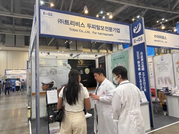 NSP통신-부산 벡스코에서 열린 2025 글로벌헬스케어위크에서 성남시 참가업체가 바이어와 상담하고 있다. (사진 = 성남시)