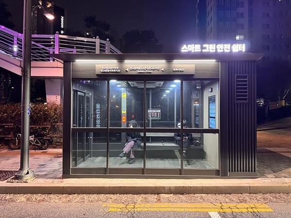 NSP통신-판교원마을 1,2단지 버스정류장에 설치된 스마트 그린·안전 쉼터. (사진 = 성남시)