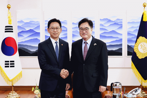 NSP통신-우원식 국회의장(우)과 배경훈 과학기술정보통신부 장관(좌) (사진 = 국회의장 공보수석실)