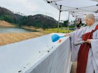 [NSP PHOTO]서울 도선사 신도들, 백중 기념 안동 임하호에 치어 방류