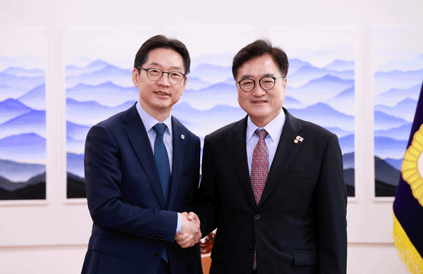NSP통신-우원식 국회의장(우)와 김경수 지방시대위원장(좌) (사진 = 국회의장 공보수석실)