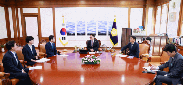 NSP통신-우원식 국회의장의 김경수 지방시대위원장 접견 모습 (사진 = 국회의장 공보 수석실)
