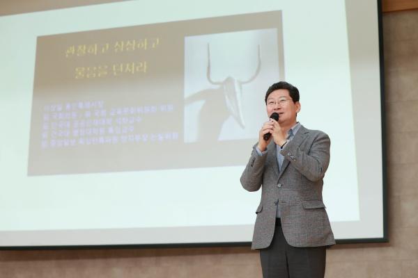 NSP통신-9일 용인삼계고에서 이상일 시장이 특강을 하고 있다. (사진 = 용인특례시)