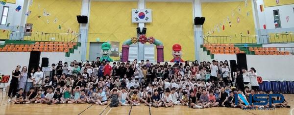 NSP통신-의성군은 지난 6일 의성군 실내체육관에서 관내 지역아동센터와 다함께돌봄센터 이용 아동, 학부모, 종사자 등 300여 명이 참여한 아동돌봄시설 연합 체육대회를 개최했다. (사진 = 의성군)