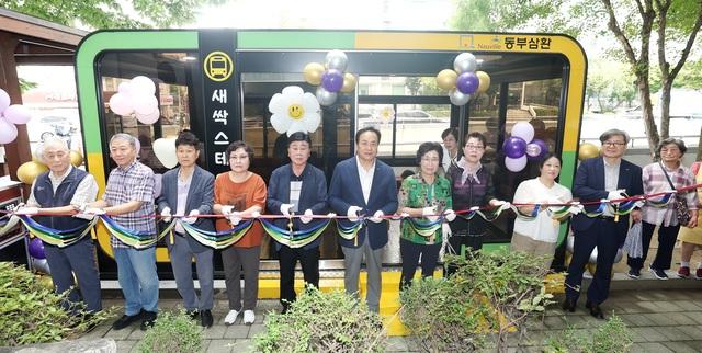 NSP통신-8일 이권재 오산시장(왼쪽 여섯번째)와 관계자들이 새싹Station 개소식에서 테이프 컷팅식을 하는 모습. (사진 = 오산시)