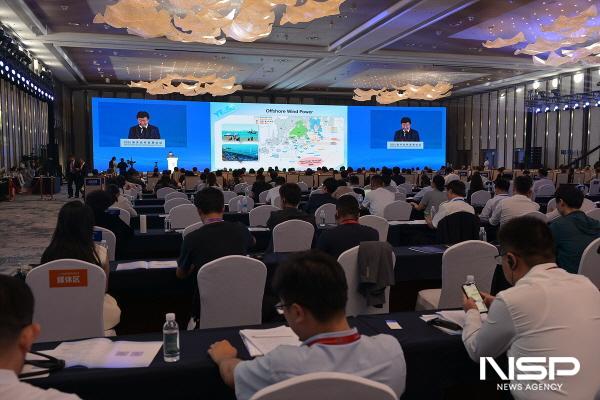 NSP통신-정기명 여수시장이 중국 칭다오에서 열린 2025년 산둥성 국제해양발전포럼에서 주제 발표자로 나서 2026여수세계섬박람회를 소개하고 있다. (사진 = 여수시)