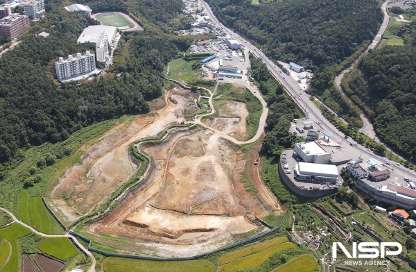 NSP통신-둔덕동 용수마을 인근에 공사중인 연등천 저류지 (사진 = 여수시의회)