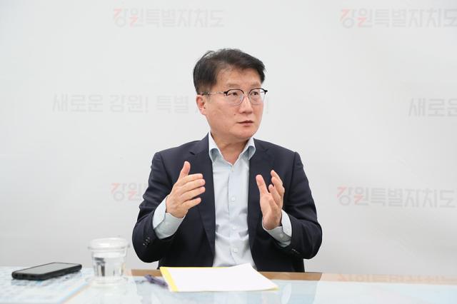 NSP통신-여중협 행정부지사가 긴급 브리핑을 열고 기자들에게 설명하고 있는 모습. (사진 = 강원도)