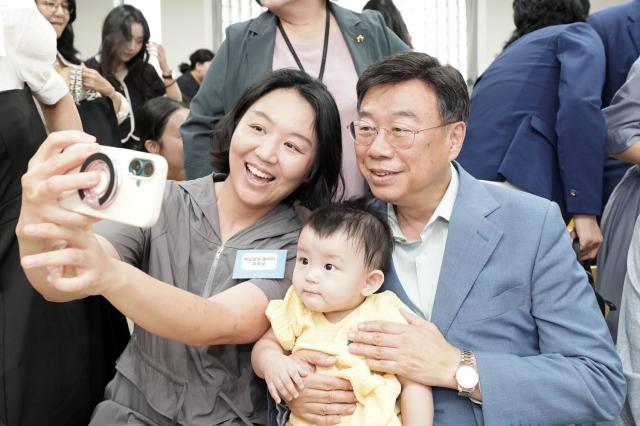 NSP통신-신상진 성남시장이 해님달님놀이터 신흥점 개소식에서 아동·보호자와 기념촬영을 하고 있다. (사진 = 성남시)