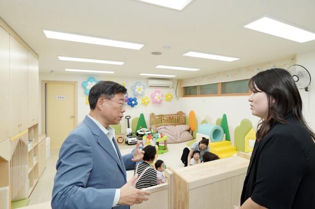 NSP통신-신상진 성남시장이 해님달님놀이터 신흥점 시설을 둘러보며 시설 관계자와 대화를 나누고 있다. (사진 = 성남시)