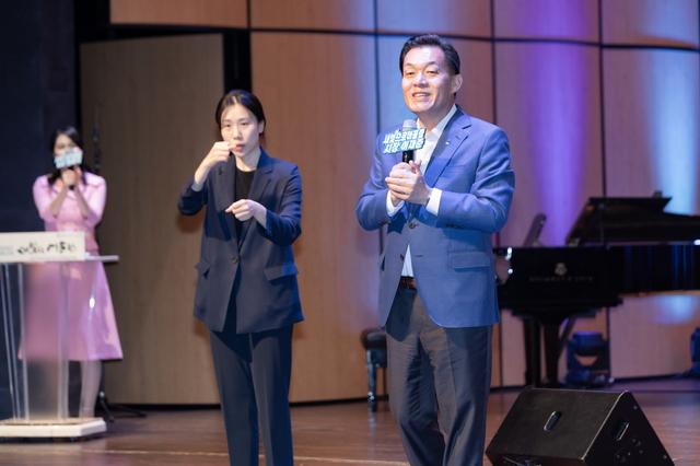 NSP통신-10일 이재준 수원시장(오른쪽)이 제3회 발달장애인 문화예술페스티벌 새빛으로 어울림에서 인사말을 하고 있다. (사진 = 수원시)
