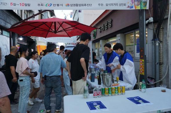 NSP통신-안동시는 가양주 칵테일의 매력을 알리기 위한 가양주 칵테일로드 붐업 행사를 오는 13일부터 10월 11일까지 매주 토요일 오후 6시 40분부터 8시까지 총 5회에 걸쳐 안동 음식의 거리 일대에서 진행한다. (사진 = 안동시)